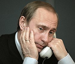 Поначалу вопросом: ху из мистер Путин? — мучились не только иностранцы. И. о. президента РФ Владимир Путин отвечает на вопросы граждан по телефону. 2000 год