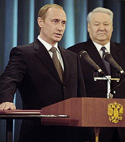 Теперь уже не Путин за спиной начальника, а Борис Ельцин на втором плане. Владимир Путин (слева) приносит присягу президента. 2000 год