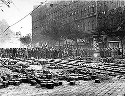 Демонстрации захватили Будапешт, а потом перекинулись и в другие города. Остановить людей не могли ни партийные начальники, ни оппозиционеры, ни интеллигенция 