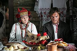 За церемонностью и обрядовостью русской жизни героиня фильма "Жила-была одна баба" обнаружит безжалостные и темные стороны русской души