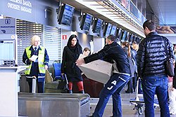 Лаура Звирбуле (на фото в центре) отправляет в Россию латвийский бэби-бокс 