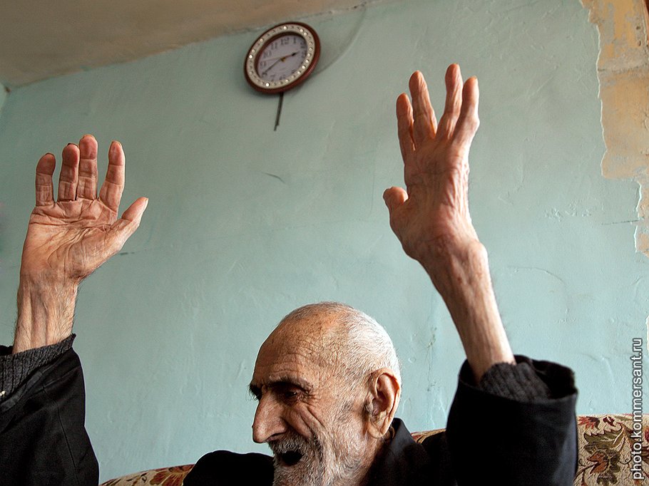 Баламир Касанов. За 99 лет (но говорит, что ему 120). Село Лерик Баламира в селе знают все. Сколько себя помнят жители Лерика, он всегда работал каменщиком. Считает, что надо честно трудиться и любить свою работу — в этом его сила и секрет долголетия. "Одно желание у меня: работать! Сил у меня еще во сколько! — говорит он, взбрасывая руки вверх.— Жизнь — как листья на дереве. А мой листок крепкий, еще держится!" Секрет долголетия: любимая работа и честный труд