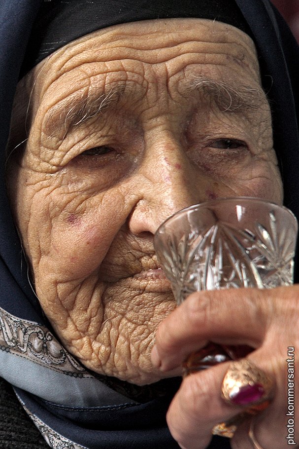 Суджа Мамедова. 102 года. Село Белобан Сейчас она часто сидит в постели, смотрит в окно — там сад и скалистые горы. Одной из главных удач в жизни считает то, что ей удалось окончить институт. Всю жизнь работала в школьной библиотеке и до сих пор каждый день читает стихи. Ее портрет есть в лерикском музее долгожителей, чем ее родственники очень горды. Секрет долголетия: не прекращать учиться всю жизнь