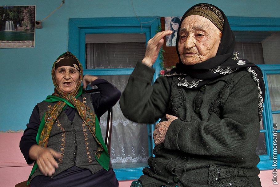 Ругия Гулиева. 101 год. Село Лармарут Самым счастливым днем считает день свадьбы — до сих пор помнит все песни, какие тогда пели. "Главное в моей жизни — семья. Все мои песни о муже. Сейчас сыновья живут далеко, и у меня есть только одно желание — чтобы ни дети, ни внуки не знали тяжелой жизни. Чтобы они хорошо жили и помнили свою маму и навещали ее". Секрет долголетия: любовь к одному мужчине