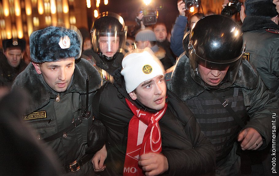 Митингующих не за власть, а за собственный голос, прессовал ОМОН. В ОВД пачками доставляли недовольных: только в Москве и только за два дня: 5 и 6 декабря — в "обезьянники" попали около тысячи человек