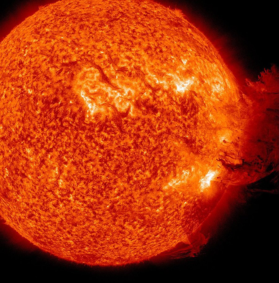 В июне астрономы NASA зафиксировали на Солнце мощную вспышку с последовавшим выбросом плазмы. Они предупредили мир об опасности: звезда приближается к пику своего цикла активности, угрожая Земле магнитными бурями  