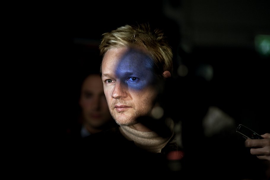 Британский суд принял решение об экстрадиции Джулиана Ассанжа, основателя Wikileaks. У скандального разоблачителя осталась последняя возможность избежать шведского правосудия — выиграть апелляцию в Верховном суде Лондона   