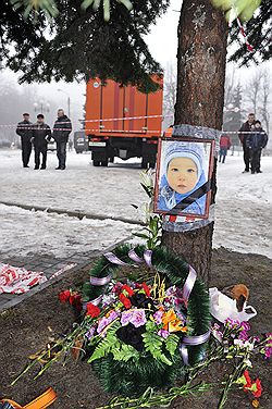 Фото погибшего ребенка прикрепили совсем не к праздничной ели. Почти все дети из ближайших кварталов принесли малышу свои любимые игрушки