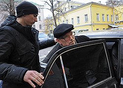 Лишь Лимонов считает, что революцию у него украли. Что ж, пламенному революционеру пора возвращаться в писатели  
