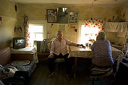 Интерьеры домов и отношения супругов говорят о жизни в выйских и пинежских деревнях больше долгих рассказов. Две семьи в деревне Никитинская в домашних интерьерах