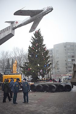 Рождества как не бывало: под памятником Летчикам сложены те самые пластиковые трубы, которые должны были быть уложены 20 лет назад