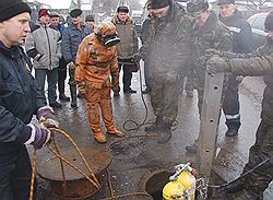 Так обследовали все 59 люков на протяжении 8 километров канализационных стоков, по которым пронесло тело мальчика