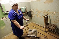 Санки с длинными стальными полозьями и высоким "стульчиком" — основной зимний вид транспорта в поселке. Управлять ими, как уверяют местные жители, просто: одной ногой стоишь на полозе, другой ногой "газу поддаешь" 