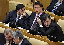 Бекхан Агаев (слева) заседает в Госдуме