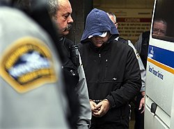 Арестованный по обвинению в шпионаже младший лейтенант ВМС Джеффри Делайл у входа в окружной суд Галифакса