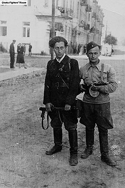 1943 год. Еврейские партизаны в освобожденном Вильнюсе. Слева — Абба Ковнер