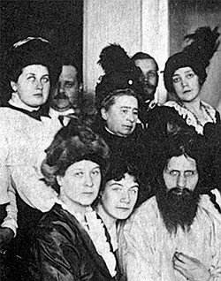 Фрейлина императрицы Александры Федоровны — Анна Вырубова (первая­слева) с Григорием Распутиным и его почитателями 