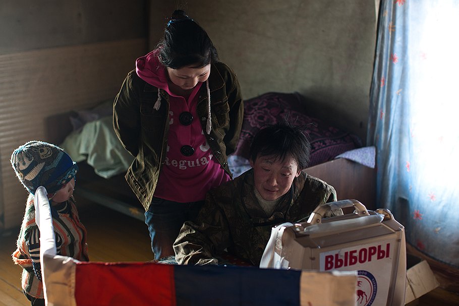 Александру Погодаеву 41 год, из которых 36 он живет в Сунтарском. Не скрывает, что проголосовал за Владимира Путина: "Пусть и дальше будет, как и сейчас, спокойно"  