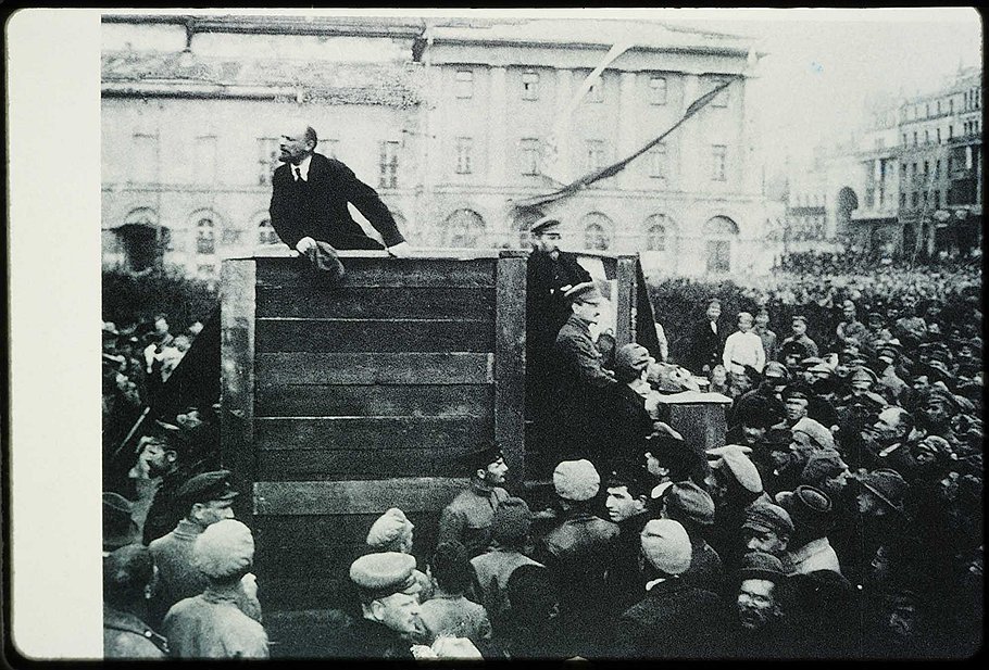 Выступление Ленина перед солдатами 5 мая 1920 года. На ступенях трибуны — Троцкий и Каменев.