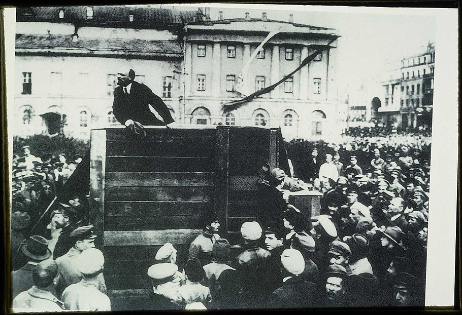 Вместо Троцкого и Каменева — пустые ступени