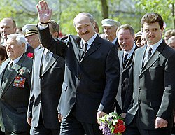 На этом фото справа от президента Лукашенко — его сын Виктор. Под его контролем сегодня и КГБ, и секретная служба "Оперативно-аналитический центр при президенте", и ...миллиардер Пефтиев 