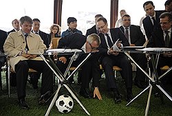 Ростов тоже среди фаворитов. Но и он постелил соломки, правда, искусственной. Глава комиссии ФИФА Юрген Мюллер проверяет ее на прочность в павильоне для переговоров 