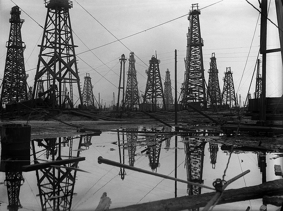 Нефтяные вышки в воде. Баку, 1929 год  