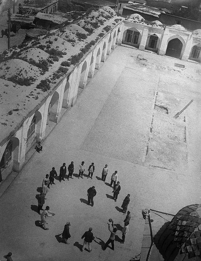 Волейбол во дворе мечети. Узбекистан, 1930 год  