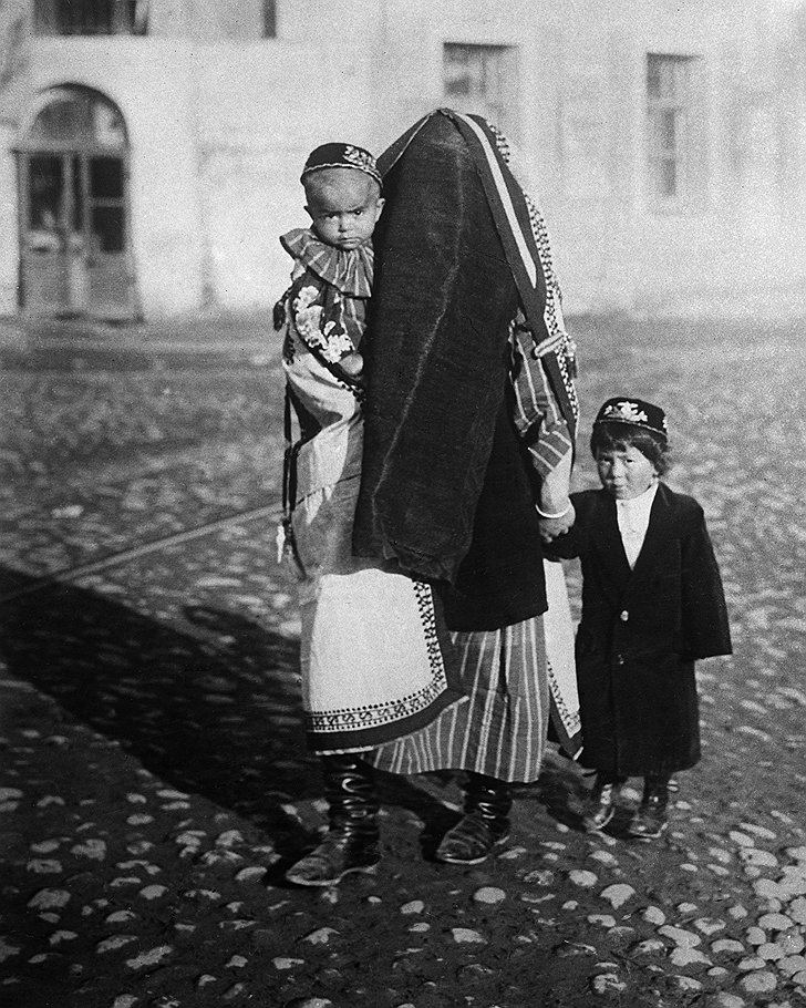 Все в прошлом. Узбечка в парандже и с детьми. Узбекистан, 1928 год 