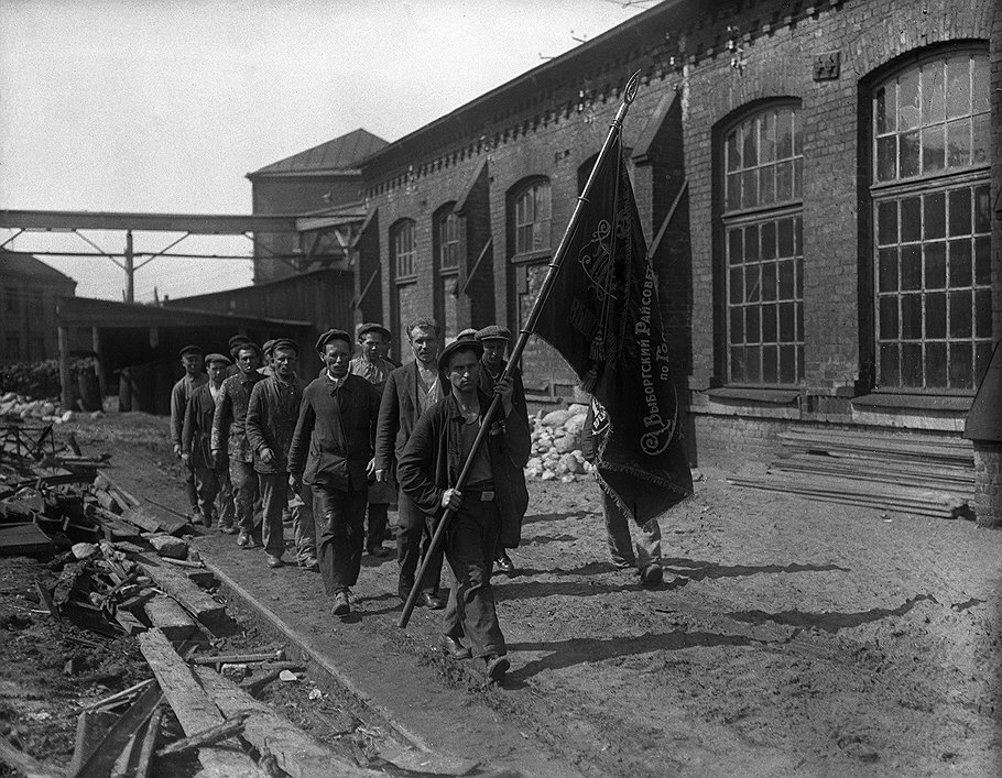 Завод "Красный пролетарий". Рабочие со знаменем. Первая пятилетка. Москва, 1930 год  