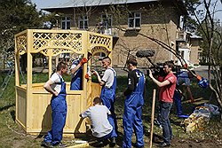 Ветеранам сцены участники шоу построили беседку