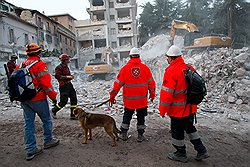 В наши дни рыцари тратят на благотворительность еще больше. На фото: волонтеры ордена помогают пострадавшим от землетрясения в Аквилее (Италия) и малоимущим в России