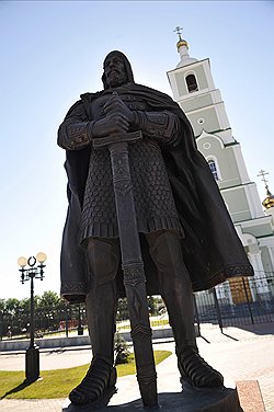 Мучкап усеян памятниками, как хрестоматийная мучкапская чайная мухами: тут и Александр Невский, и бронзовые кони, и журавлиный клин, и даже средневековый кавалер