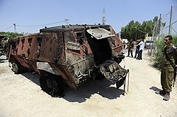 Обгоревший остов броневика, на котором террористы пытались прорваться в Израиль с Синая