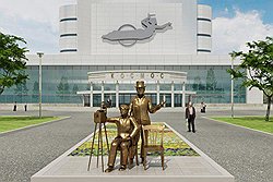 Памятник братьям Люмьер (на фото) скульптора Дианы Косыгиной 