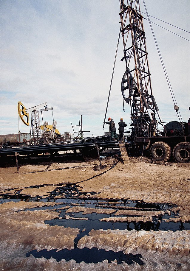 Рядовая утечка нефти на буровой в Западной Сибири  