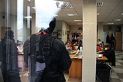К маскам и обыскам журналисты уже привыкли, работе даже такая декорация не мешает  