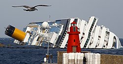 После катастрофы с Costa Concordia, одного из самых крупных круизных лайнеров мира, первым делом откачали топливо (свыше 2 тысяч тонн) и нечистоты. Но сам остов и ныне там, у острова Джилио 