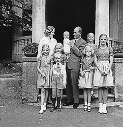 Отто фон Габсбург с женой и детьми. Георг на руках — самый младший, 1965 год