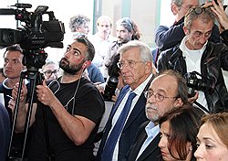 Обвиняемые — профессор физики Клаудио Эва (в центре) и бывший замглавы Службы гражданской обороны Бернардо Де Бернардинис (третий справа) — слушают приговор суда: шесть лет тюрьмы за неправильный прогноз по землетрясению 