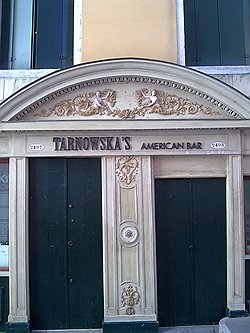 В этом венецианском доме был убит граф Комаровский. Сейчас здесь открыт бар-музей "Тарновска", названный по имени заказчицы убийства и любовницы несчастного графа  