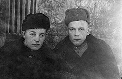 Анатолий Завьялов семьдесят лет назад (справа)  