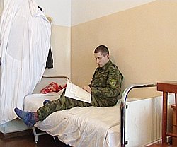 Никакой атипичной пневмонии нет. Есть армейская пневмония, от которой и лечат этого солдата-срочника в магаданском госпитале