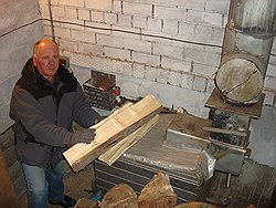 Владимир Рудь, выйдя на пенсию, вынужден топить печку дровами посреди нефтяного края 