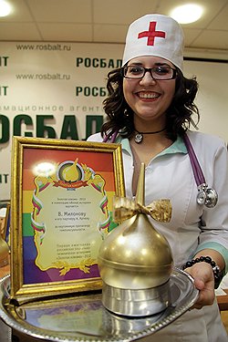 ...которого в Петербурге считают городским фриком. Не случайно первая социально-гигиеническая антипремия "Золотая клизма" была вручена именно ему и его помощнику Анатолию Артюху 