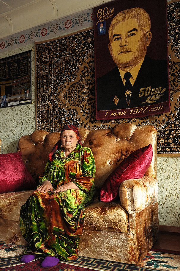 Тетя Надя попросила сфотографировать ее с мужем. Но тот редко бывал дома. "Сними хотя бы с портретом",— попросила она и села под ковром с изображением мужа. Я сняла. А через год мужчины не стало. Так получился портрет с портретом 