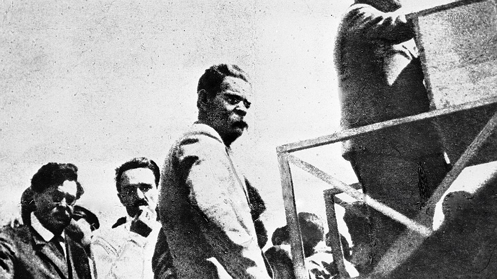 Писатель и, между прочим, тоже динамовец Максим Горький на строительстве московского стадиона "Динамо", 1927 год  