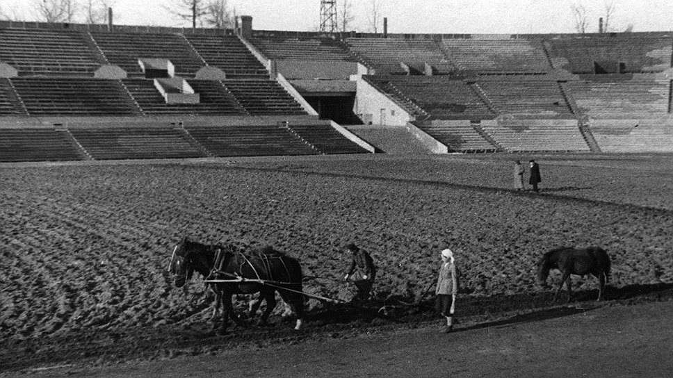 Стадион "Динамо", 1935 год. Работники стадиона засевают газон  