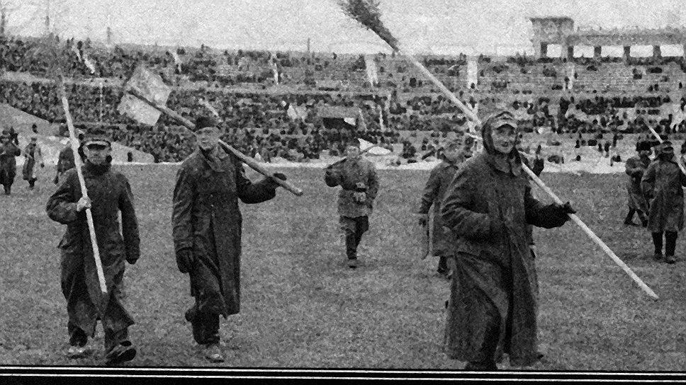 Стадион "Динамо", 1946 год. Поле к матчу "Динамо" (Москва) — "Динамо" (Тбилиси) готовят пленные немцы 