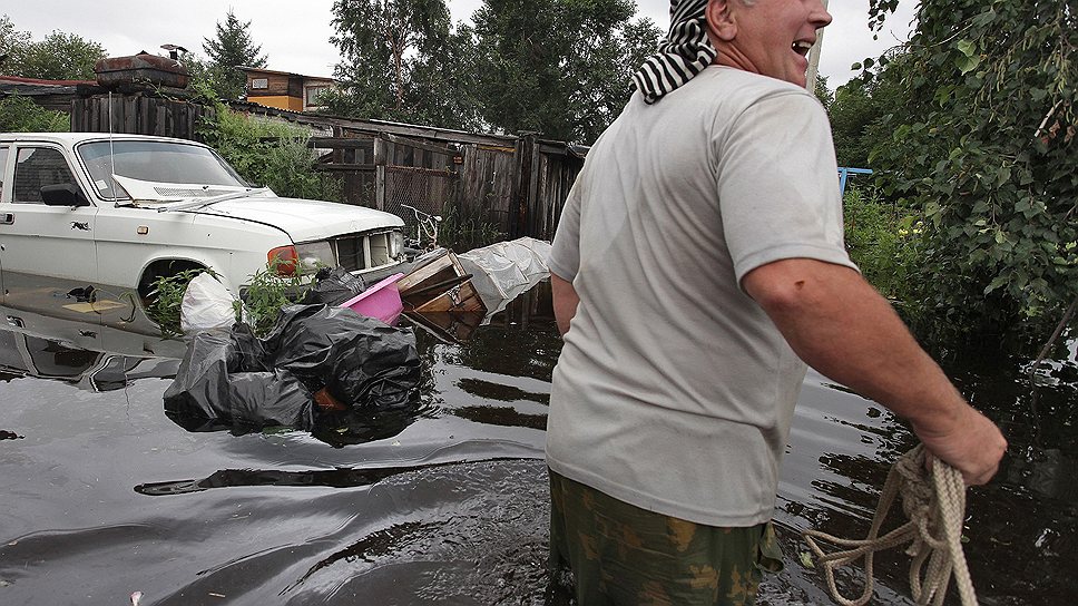 Передвигаться вброд можно не всегда: местами уровень воды под 2 метра. Дороги залило, основной транспорт — лодка  